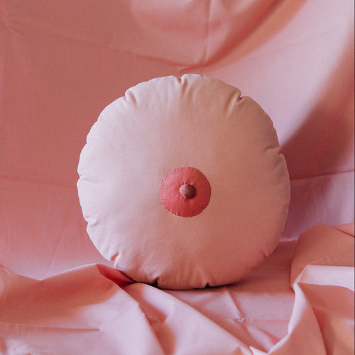 Handgemachtes Busenkissen in Blush von whywhywhy.studio, rundes Dekokissen aus Baumwolle, handgenäht in Köln