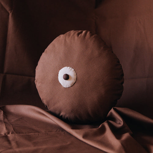 Handgemachtes Busenkissen in Cinnamon von whywhywhy.studio, rundes Dekokissen aus Baumwolle, handgenäht in Köln
